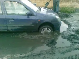 Wyciąganie samochodu z błota w Szczecinie – pomoc drogowa 24h
