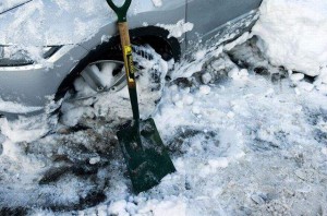 wyciąganie samochodu z zasp śnieżnych
