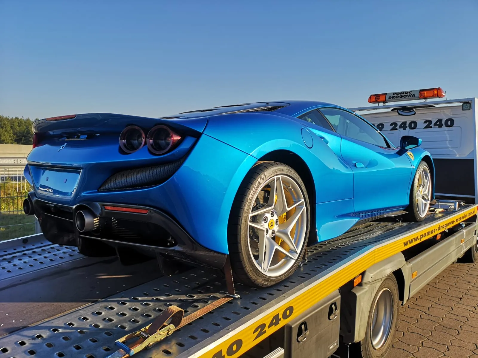 Rzeczy, które musisz mieć w aucie zimą i latem