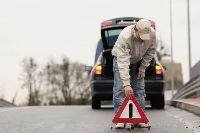 Najczęstsze awarie samochodów w trasie – jak reagować i kiedy dzwonić po lawetę?