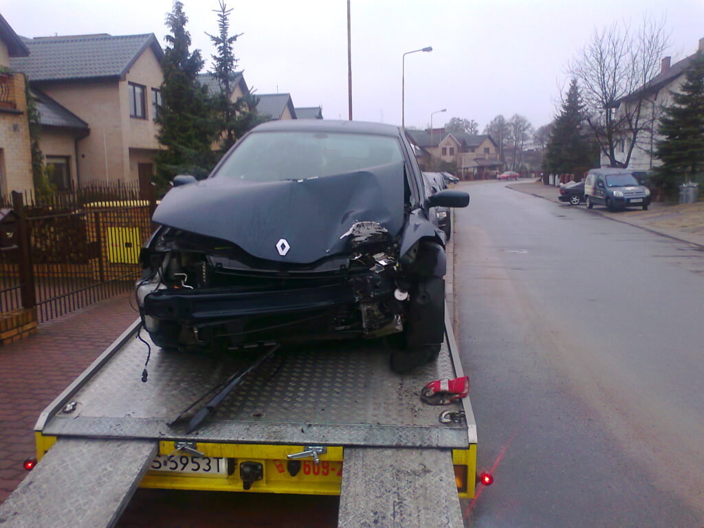Auto po stłuczce na lawecie w Szczecinie