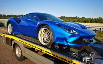 Autoholowanie Szczecin przewożące niebieskie Ferrari na lawecie