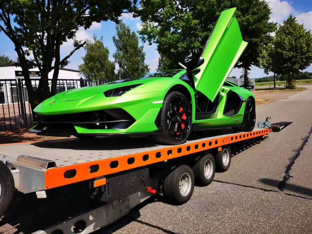 Pomoc drogowa Szczecin przewożąca zielone Lamborghini na lawecie