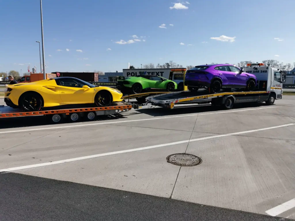 Wybór firmy holującej - transport luksusowych samochodów na lawecie
